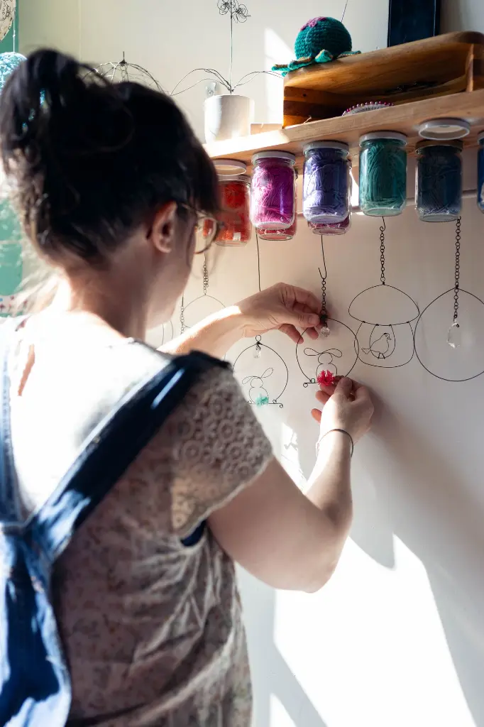 Atelier-instant-flottant-creatrice-mobile-fil-de-fer-collection-mur-exposition.webp