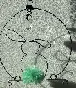 mobile-lapin-fil-de-fer-pompon-coton-vert-amande-pampille-jeu-de-lumiere-et-jeu-d-ombre.webp